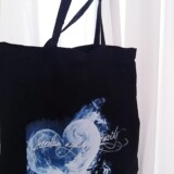 the 38x40 cotton bag with the tagline of 'Ladydust The Book', meaning the: 'Freedom Against' Gravity'!
Gravity in this phrase, appeals to different human stereotypes in many different ways. It also refers to fear and to human darkness.
All that is being narrated in the Ladydust tale and in the chapters of her upcoming book.
If you want to order one, you just go to the link:
Paypal.Me/Ladydust/30EUR
Then you e- mail in your full address at: ladydustmerch@gmail.com